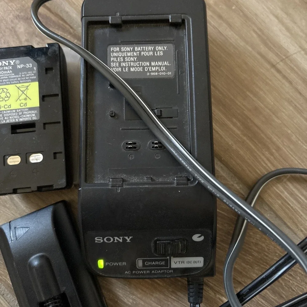 Sony‎ AC Power Adapter / Battery Charger / PSU Power Supply (AC-V16A) & Battery
